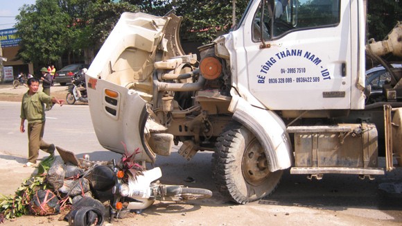 Xe máy nằm dưới xe bồn ảnh 1