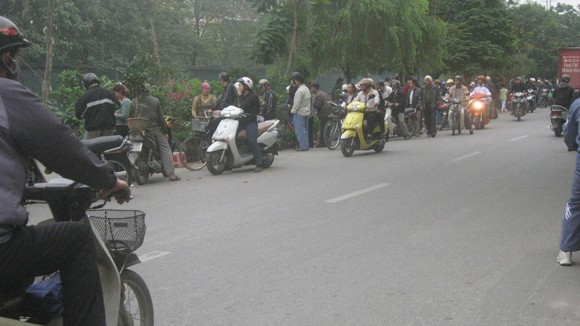 Lộn xộn chợ tạm ảnh 1
