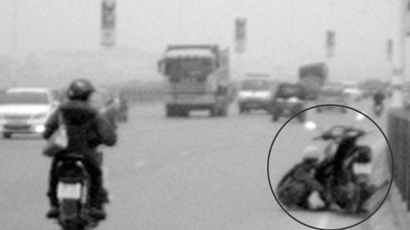 Đinh “lạ” trên cầu Vĩnh Tuy ảnh 1