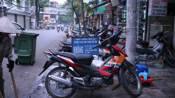 “Loạn” lấn chiếm vỉa hè, lòng đường ảnh 1
