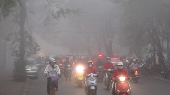 Sương mù dày đặc phủ kín Hà Nội ảnh 2