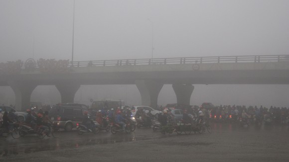 Sương mù dày đặc phủ kín Hà Nội ảnh 4