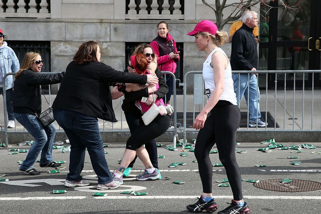 Khủng bố đẫm máu tại giải marathon Boston, 130 người thương vong ảnh 10