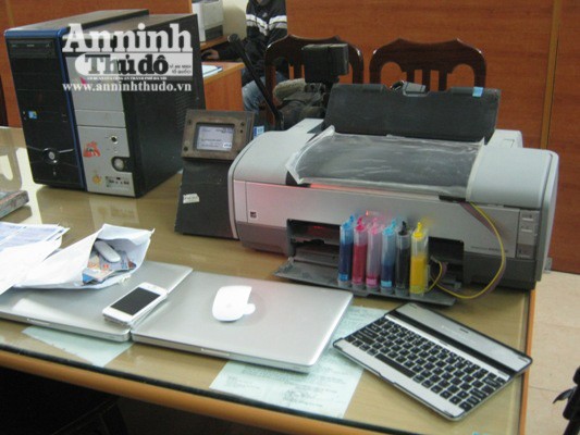 Thêm 4 đối tượng “nhái” thẻ tín dụng, mua vé máy bay sa lưới ảnh 4