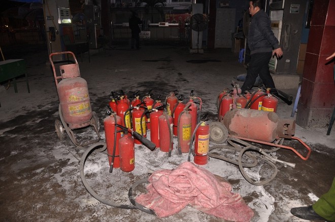 Rót nhầm xăng, một ôtô bốc cháy ảnh 2