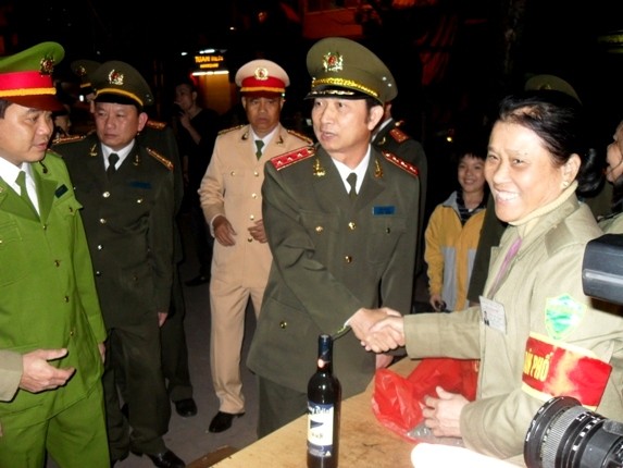 Thượng tướng Đặng Văn Hiếu kiểm tra công tác ứng trực Tết của CAHN ảnh 4
