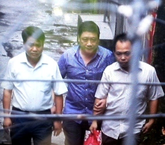 Được Giám đốc Công an Hà Nội khuyên nhủ, kẻ khống chế con tin buông dao ảnh 1