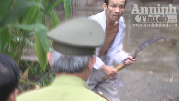 Kiểm lâm bị chém khi bao vây, kiểm tra nhà chứa gỗ lậu ảnh 1