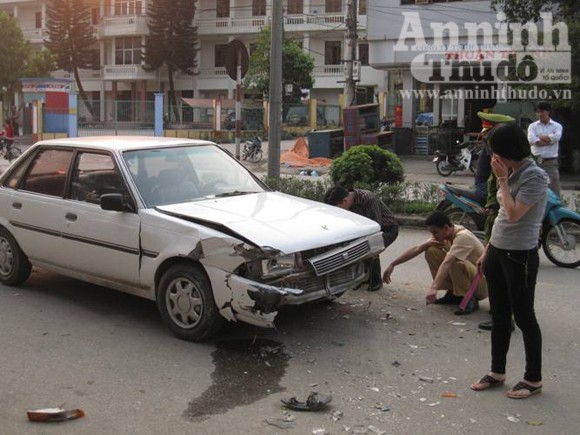 Đang rửa xe bị “xe điên” tông lao vào gốc cây ảnh 2