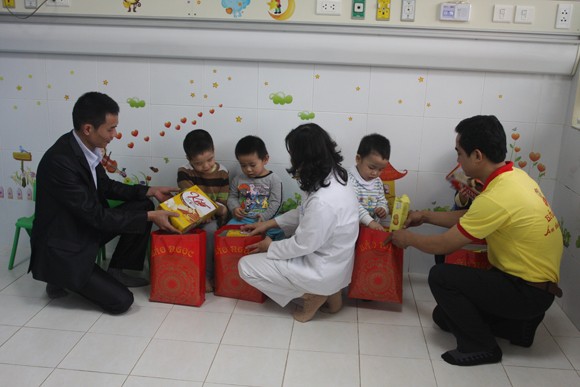 Bệnh nhi đón tết trong bệnh viện: Không cô đơn! ảnh 1