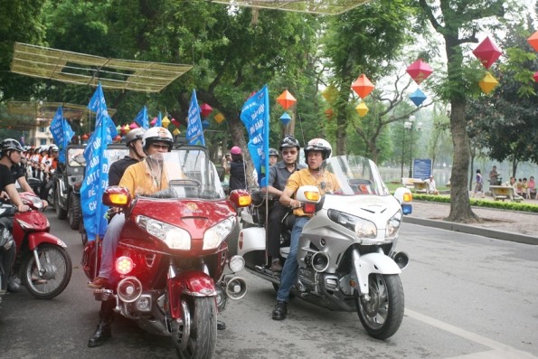 Dàn xe "khủng" cổ động đội mũ bảo hiểm đạt chuẩn ảnh 2