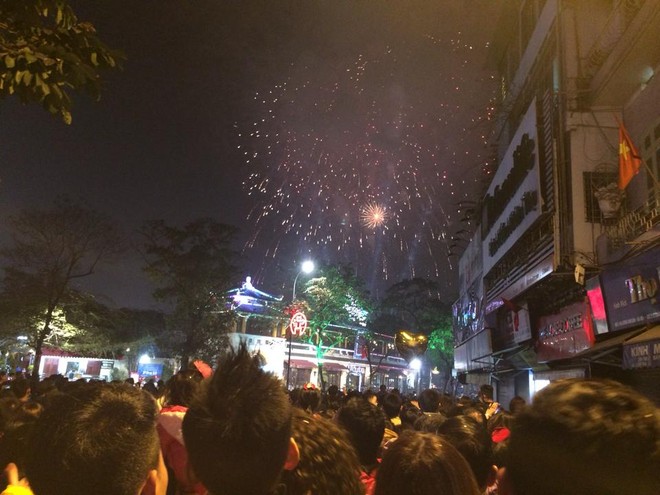Rộn ràng niềm vui trong ánh sáng rực rỡ của pháo hoa đêm giao thừa ảnh 2