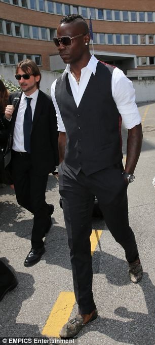 "Ngựa chứng" Mario Balotelli hầu tòa tranh quyền thăm nom... con rơi ảnh 1