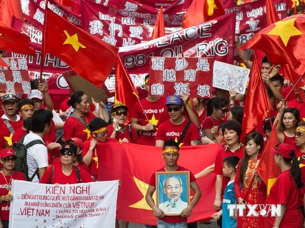 Người Việt tại Hong Kong viết thư bằng máu, biểu tình phản đối Trung Quốc ảnh 1