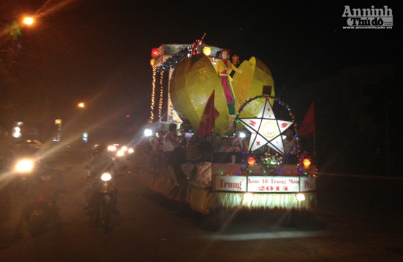 Rực rỡ sắc màu lễ hội Trung thu đường phố Tuyên Quang 2014 ảnh 5