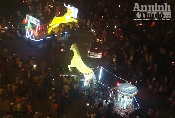 Rực rỡ sắc màu lễ hội Trung thu đường phố Tuyên Quang 2014 ảnh 12