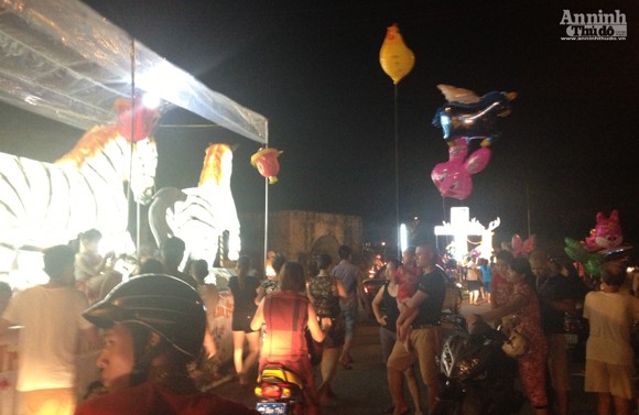 Rực rỡ sắc màu lễ hội Trung thu đường phố Tuyên Quang 2014 ảnh 3