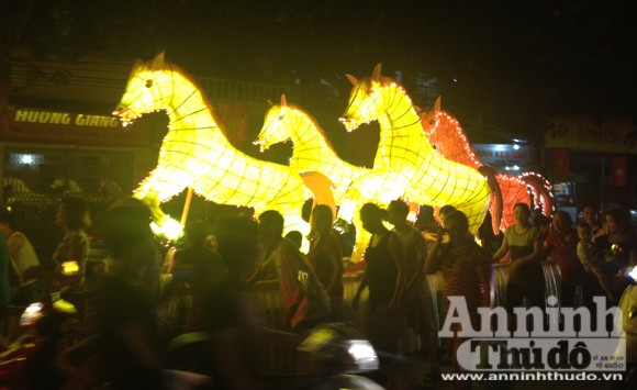 Rực rỡ sắc màu lễ hội Trung thu đường phố Tuyên Quang 2014 ảnh 7