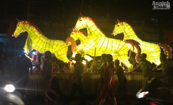 Rực rỡ sắc màu lễ hội Trung thu đường phố Tuyên Quang 2014 ảnh 8