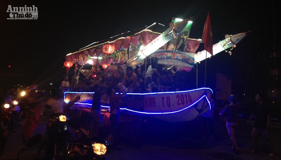 Rực rỡ sắc màu lễ hội Trung thu đường phố Tuyên Quang 2014 ảnh 15