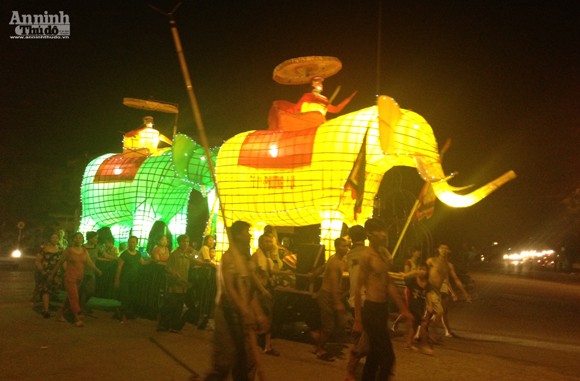 Rực rỡ sắc màu lễ hội Trung thu đường phố Tuyên Quang 2014 ảnh 10