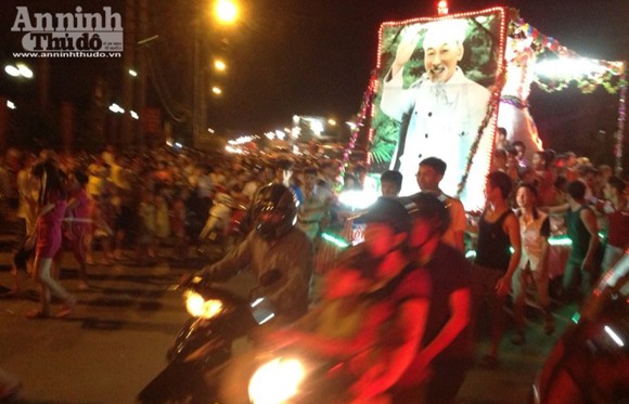 Rực rỡ sắc màu lễ hội Trung thu đường phố Tuyên Quang 2014 ảnh 1