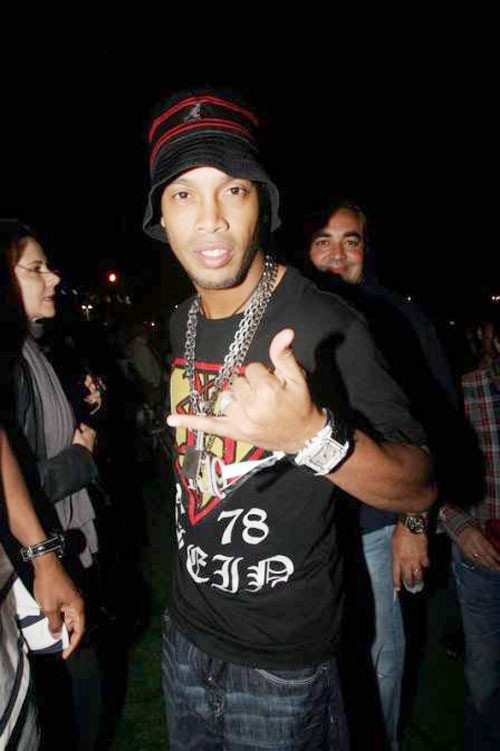 Ronaldinho rủ đồng đội thác loạn ảnh 1