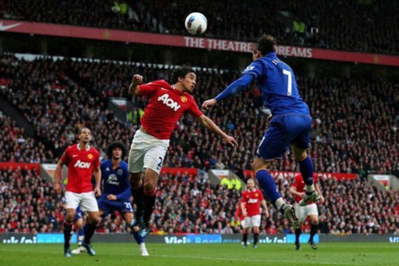 Cuộc rượt đuổi tỷ số điên rồ tại Old Trafford ảnh 1