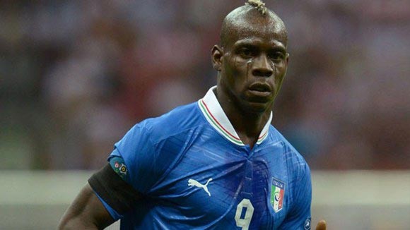 Balotelli dành bàn thắng tặng mẹ nuôi ảnh 1