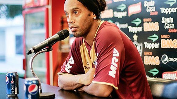Ronaldinho trả giá đắt vì một lon Pepsi ảnh 1