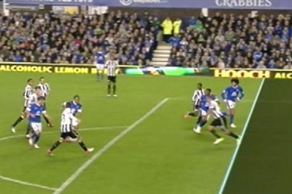 Everton bị trọng tài cướp mất chiến thắng ảnh 1