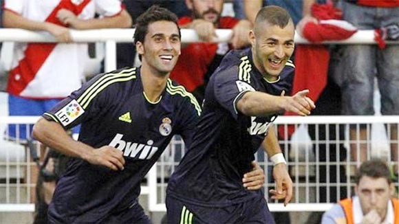 Real nhẹ nhàng giành 3 điểm để thu hẹp khoảng cách với Barca ảnh 1