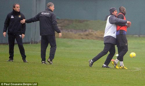 Mancini giải thích vụ "ẩu đả" với Balotelli ảnh 1