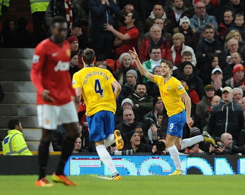 Rooney giúp M.U "bay cao", thành London gây thất vọng ảnh 2