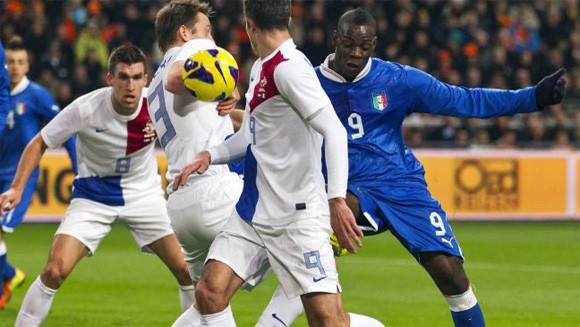 Italia cầm chân Hà Lan, Đức ngược dòng đánh bại Pháp ảnh 1