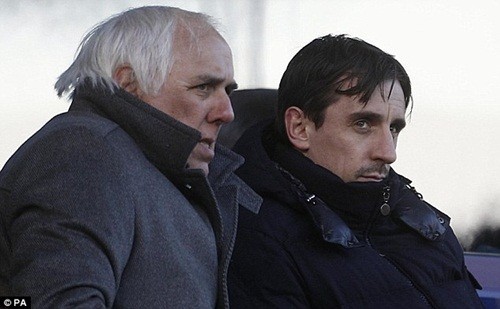 Bố Gary Neville bị bắt vì tình nghi hiếp dâm ảnh 1