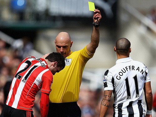 Trọng tài Howard Webb bị “giáng cấp” vì mắc sai lầm ảnh 1