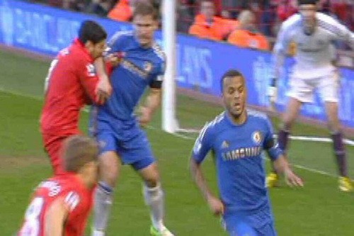 Tiền đạo Luis Suarez phải nhận án phạt "khủng" từ FA ảnh 1
