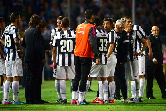 Vòng 36 Serie A: Cổ động viên Juve và Atalanta đánh nhau ảnh 1