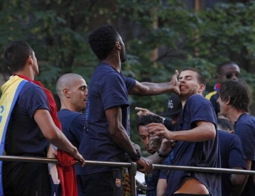 Alex Song tát Pique ngay trong lễ diễu hành của Barcelona ảnh 1