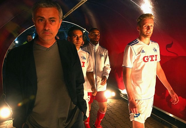 Mourinho đã có bản hợp đồng đầu tiên ở Chelsea ảnh 1