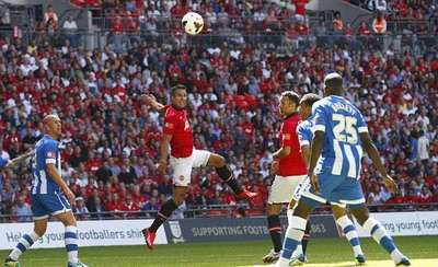 Van Persie giúp MU lần thứ 20 giành Siêu cúp ảnh 1