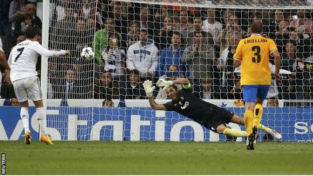 Cris Ronaldo "vượt mặt" van Nistelrooy ảnh 1