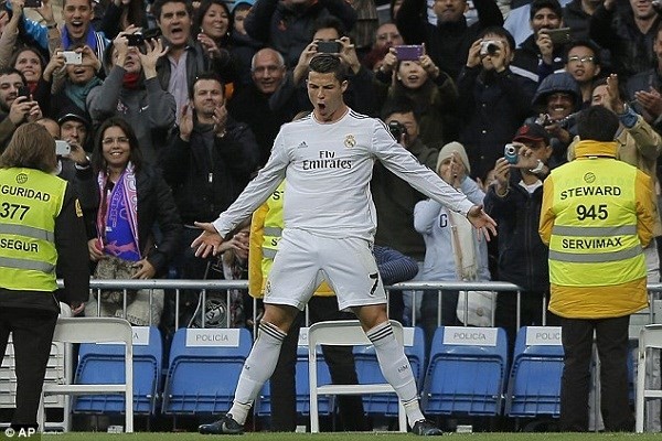 Ronaldo vượt lên trên Messi ảnh 2