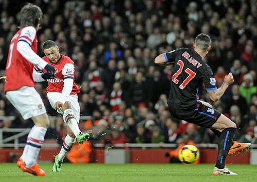 Arsenal chiếm lại ngôi đầu ảnh 1