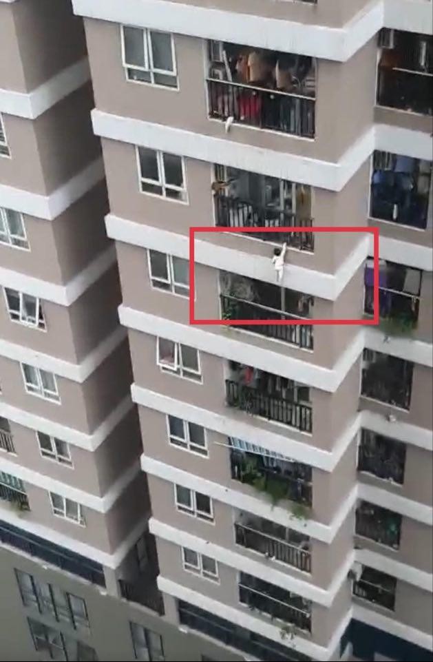 [Video] Thót tim cảnh bé gái rơi từ tầng 12A thoát chết nhờ nam thanh niên đỡ được ảnh 1