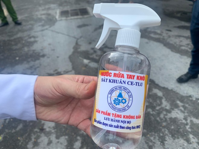 Đại học Thủy Lợi tặng nước sát khuẩn cho lực lượng chống dịch Covid-19 tại khu phong tỏa Văn Miếu - Văn Chương ảnh 2