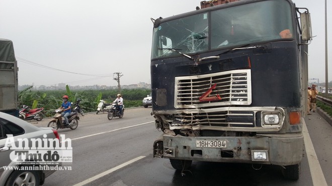 HN: Xe container đâm xe tải, khiến Trung úy CSGT gẫy chân ảnh 2