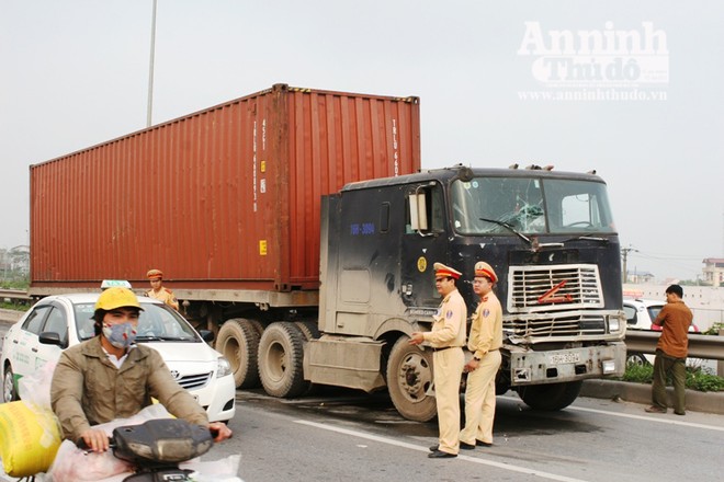 HN: Xe container đâm xe tải, khiến Trung úy CSGT gẫy chân ảnh 1