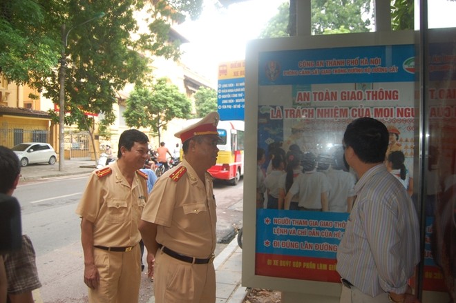 Hà Nội: Tuyên truyền Luật Giao thông bằng hình ảnh tại 82 điểm nhà chờ xe buýt ảnh 1